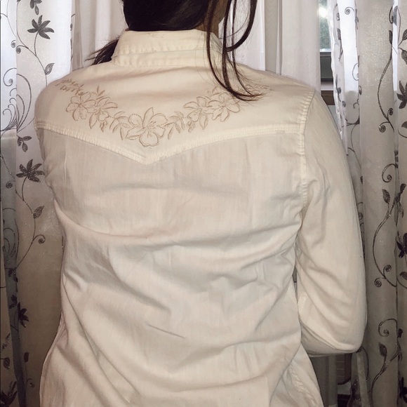 🦋Hollister White embroidered snap button down - Picture 5 of 8